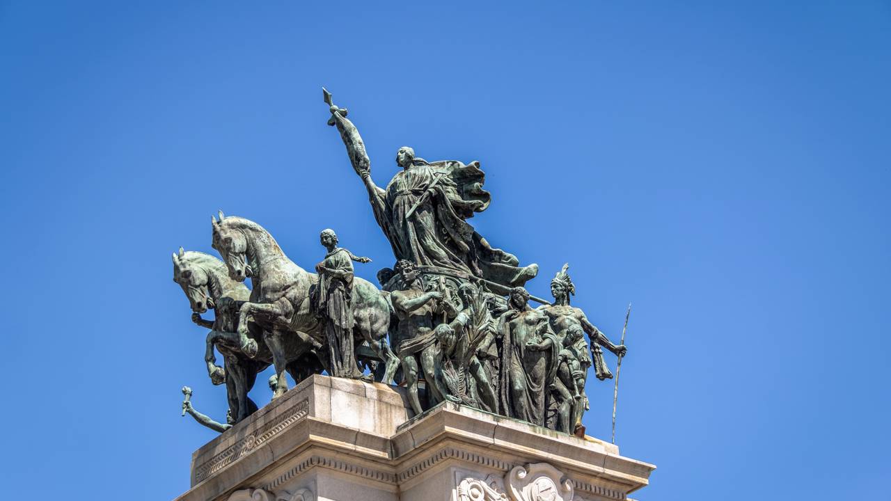 Com 12 metros de altura e esculturas em bronze e granito, o monumento em SP celebra a fundação da nação no local histórico