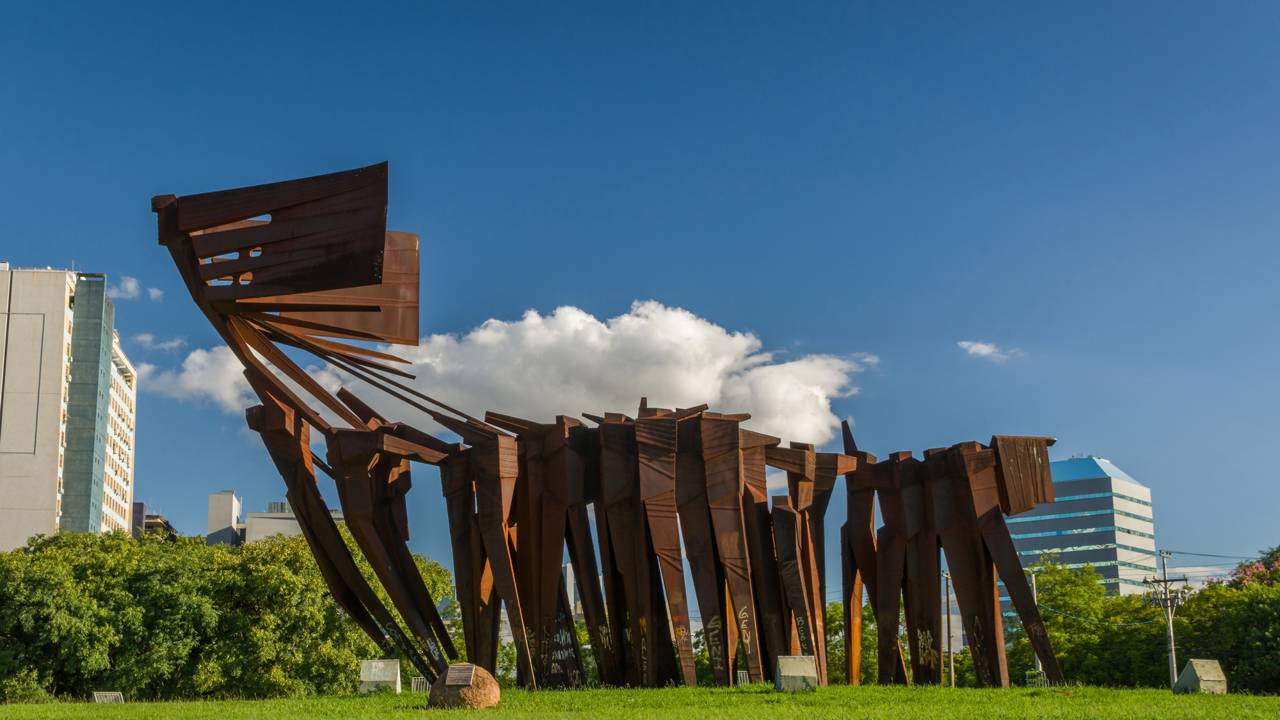 Com 17 metros de altura e estrutura em aço, o Monumento aos Açorianos de 1974 é o maior símbolo da imigração portuguesa em Porto Alegre