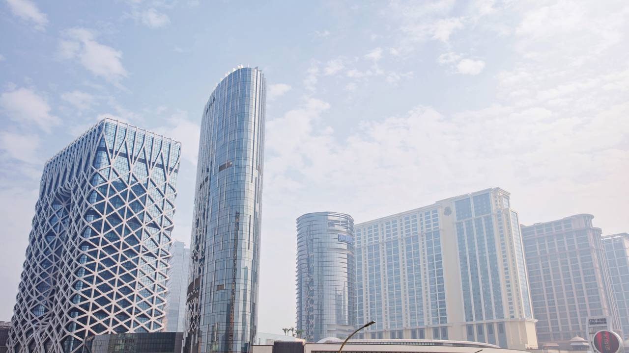 Com 28 mil toneladas de aço e design futurista, o hotel de 42 andares virou a primeira estrutura do mundo com exoesqueleto de forma livre