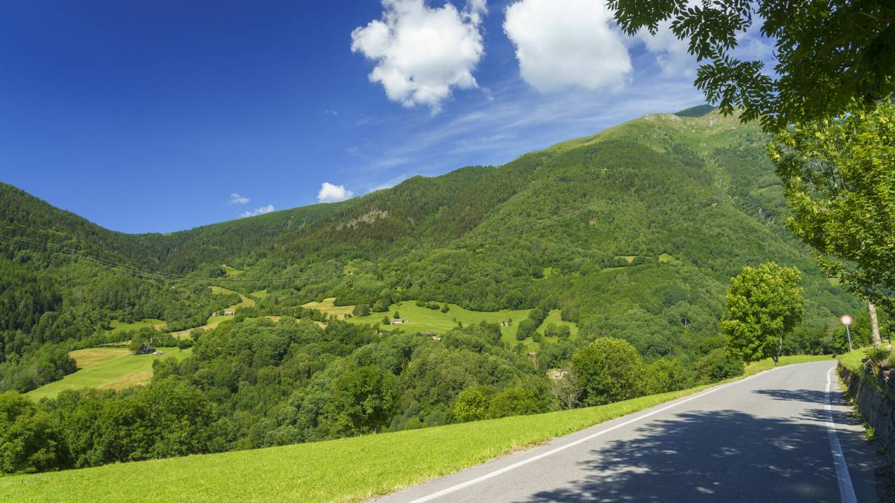 Estrada na Itália, a 1.852 metros de altitude, desafia ciclistas com 33 curvas fechadas e trechos de 18% de inclinação em um ícone alpino