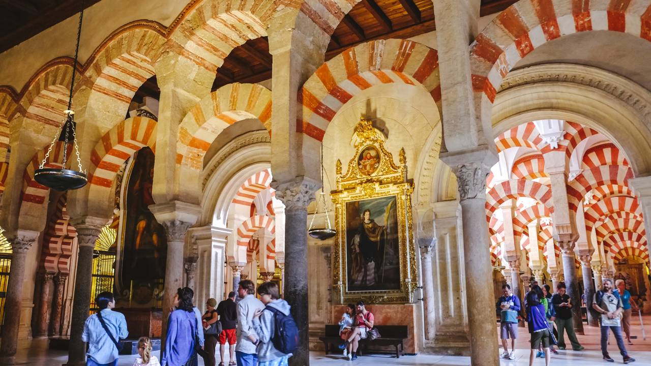 Com 856 colunas e 23 mil metros quadrados, a Mesquita-Catedral de Córdoba é o maior símbolo do encontro entre a arte islâmica e cristã