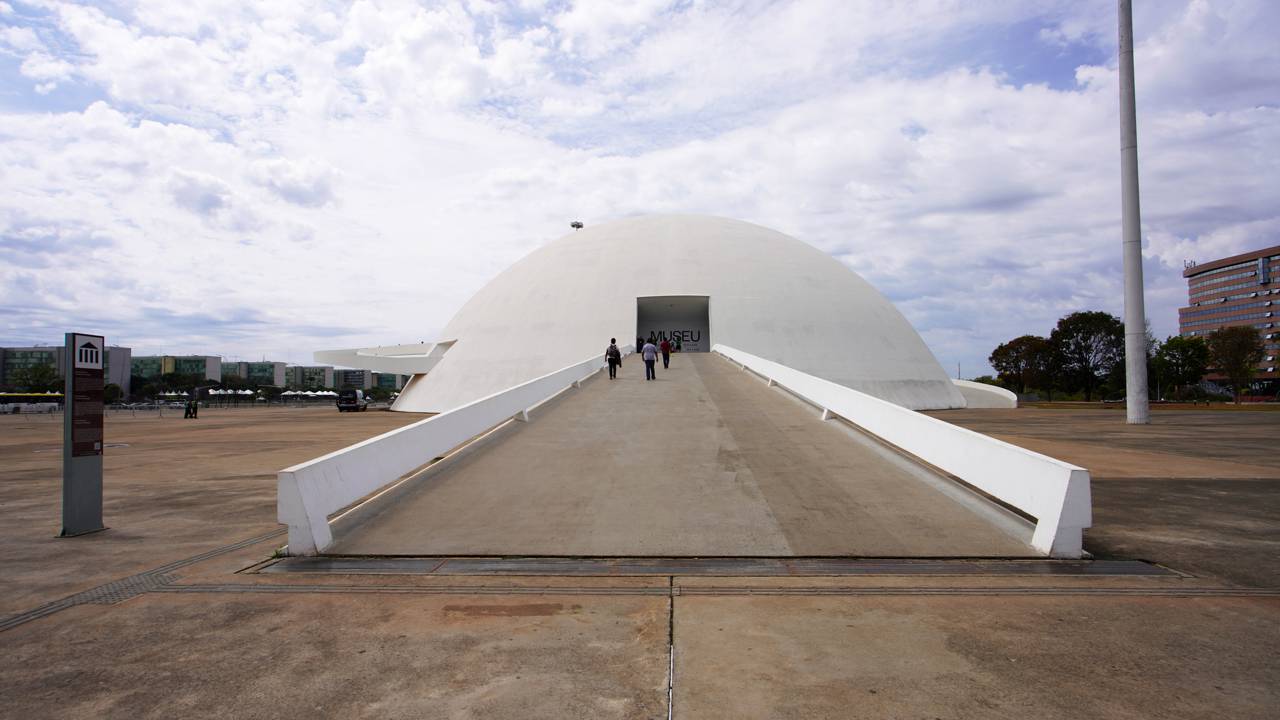 Com 14 mil m² e cúpula monumental, o museu em Brasília virou o maior centro de exposições da capital e um recorde da arquitetura