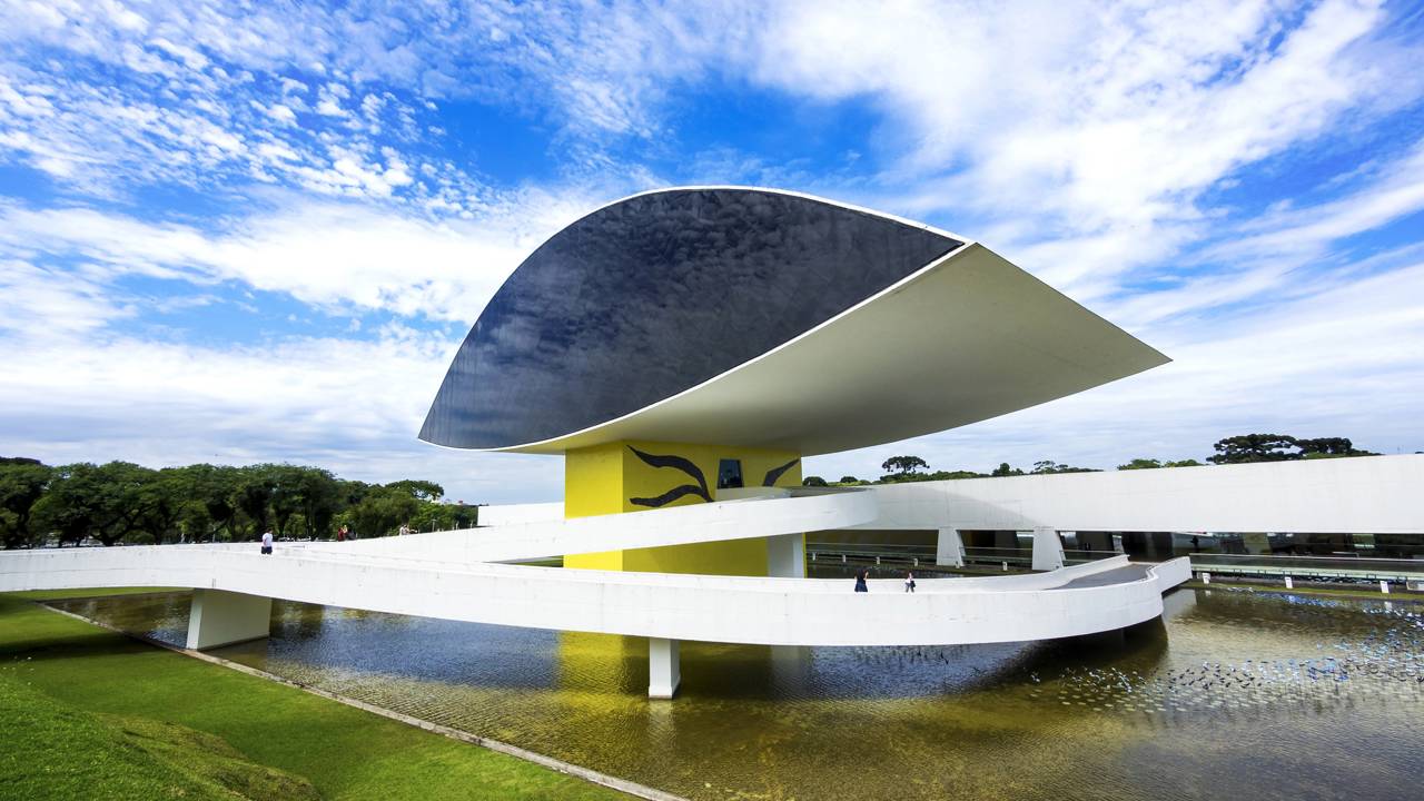 Com seu "olho" de 30 metros de altura e 35 mil m² de área, o museu em Curitiba surge como o maior espaço dedicado à arte na América Latina