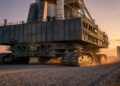 Crawler Transporter-2 da NASA avança lentamente pelo Kennedy Space Center