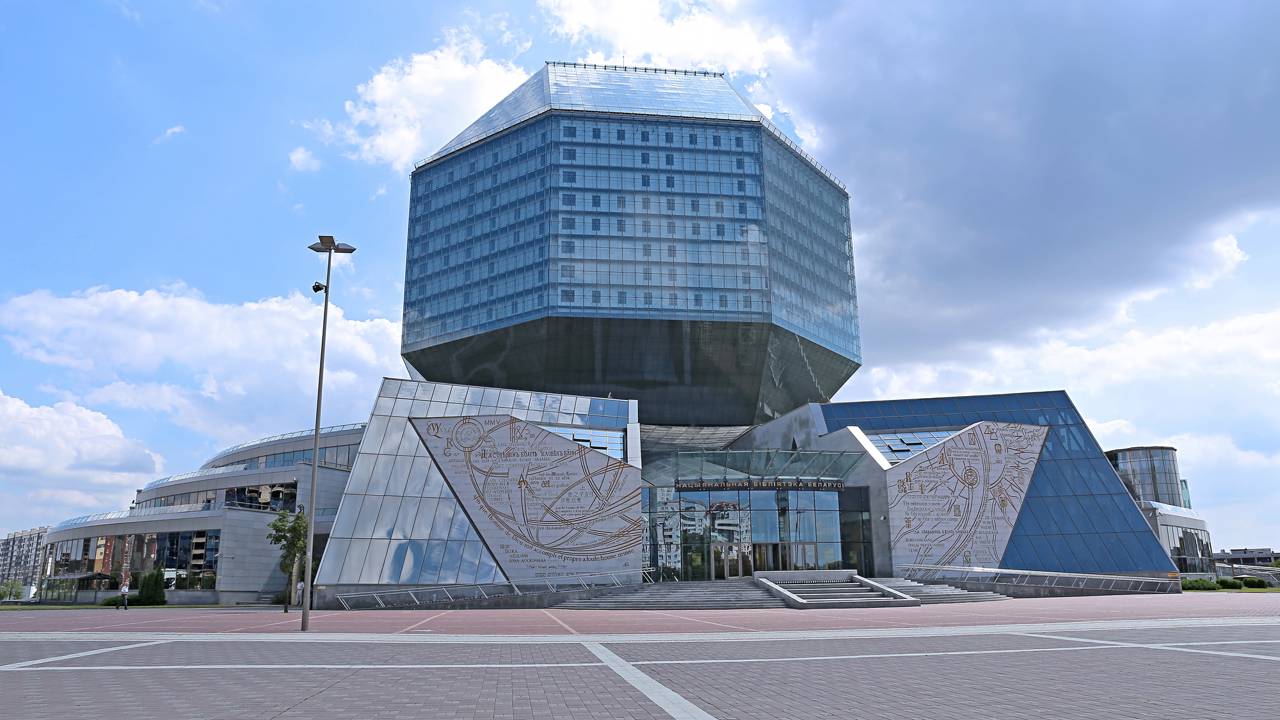 O exótico edifício de 73 metros de altura em formato geométrico de 26 faces que abriga o maior acervo literário e cultural da Bielorrússia