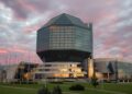 O exótico edifício de 73 metros de altura em formato geométrico de 26 faces que abriga o maior acervo literário e cultural da Bielorrússia