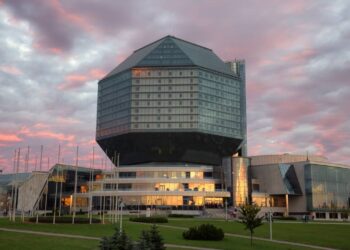 O exótico edifício de 73 metros de altura em formato geométrico de 26 faces que abriga o maior acervo literário e cultural da Bielorrússia