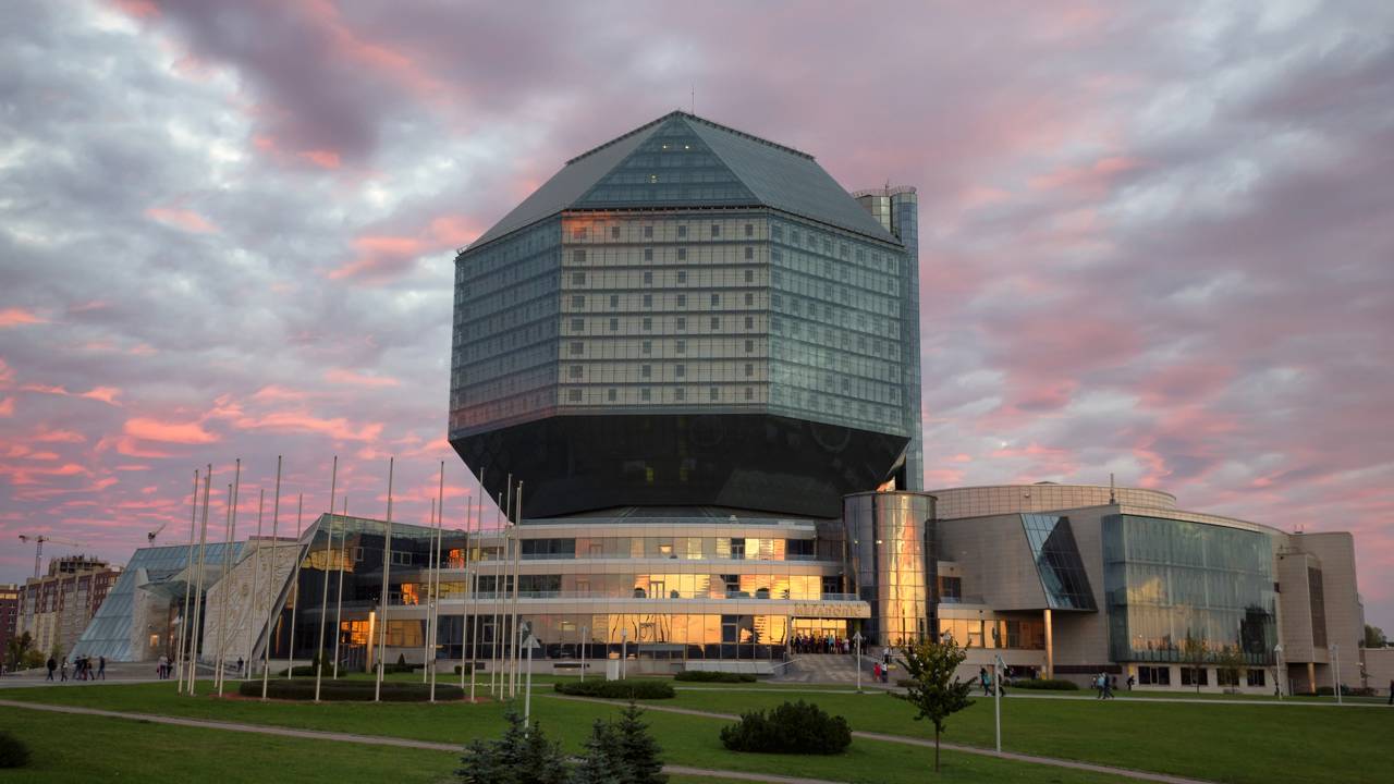 O exótico edifício de 73 metros de altura em formato geométrico de 26 faces que abriga o maior acervo literário e cultural da Bielorrússia
