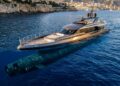 Nautilus aparece meio submerso como iate e submarino de luxo