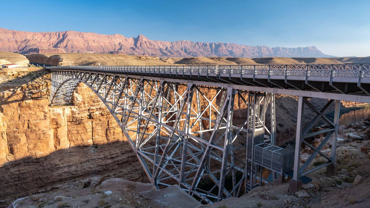 A colossal estrutura em arco metálico a 142 metros de altura sobre o Rio Colorado que foi inaugurada em 1929 para conectar áreas isoladas do oeste