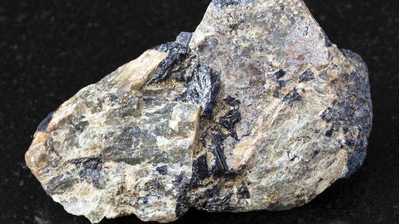 Esqueça o feldspato, pois este mineral alcalino classificado em 1801 possui dureza 6 e é essencial na fabricação eficiente de vidros e cerâmicas 