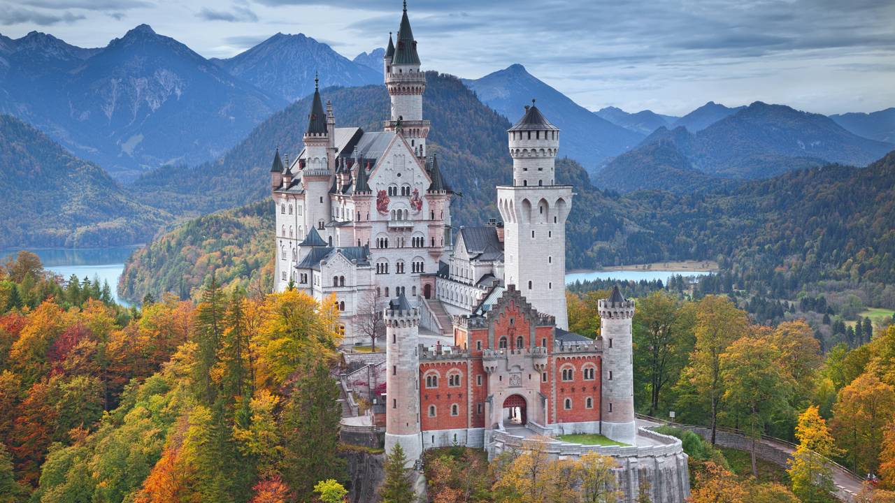 O castelo bávaro de 1886 com sua torre de 80 metros inspirou a Disney e virou o símbolo mundial da arquitetura romântica