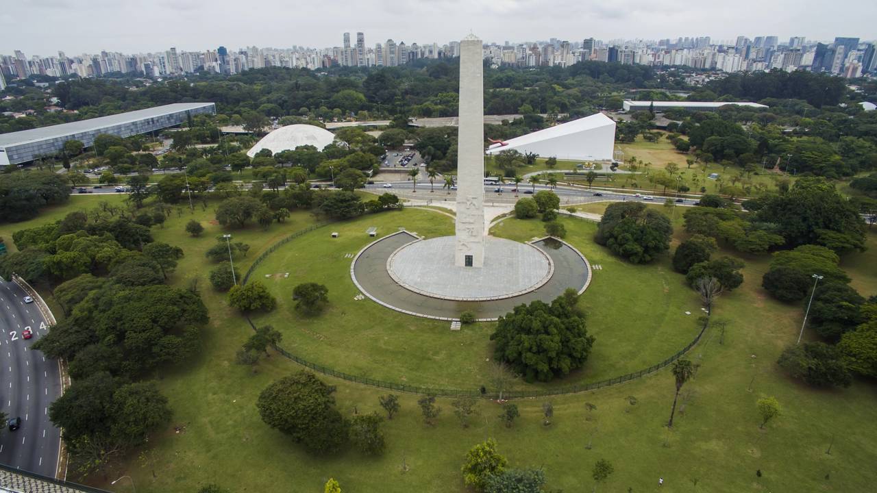 Erguido com 72 metros de mármore puro, o Obelisco do Ibirapuera virou o maior monumento de São Paulo e símbolo da Revolução de 1932