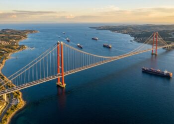 Com mais de 4.600 metros de extensão a ponte que liga a Europa à Ásia virou a maior estrutura suspensa do mundo e suporta ventos de furacão