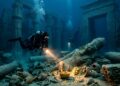 Arqueólogos mergulham em cidade egípcia submersa há 1.200 anos e encontram tesouros intactos de templos que desapareceram sob o mar Mediterrâneo