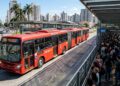 O gigante de 30 metros de extensão mantém o título de maior ônibus articulado do planeta e transporta multidões em tempo recorde