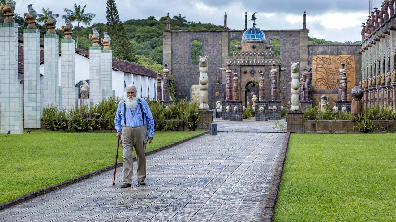 O imponente espaço de 15 mil m² que reúne mais de 2.000 esculturas de cerâmica em uma antiga olaria de 1917 no interior de Pernambuco