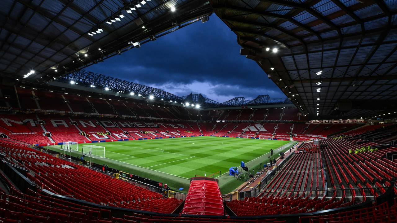 O lendário Teatro dos Sonhos de 1910 com capacidade para mais de 74 mil torcedores que virou a casa histórica e mística do Manchester United