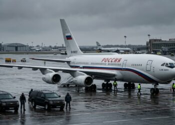 Alcançando 11.500 km de alcance, o Ilyushin IL-96-300PU virou a fortaleza aérea oficial do governo russo com sistemas avançados de defesa