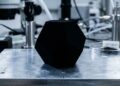 Esqueça o preto comum, pois este material absorve 99,9% da luz e parece um buraco negro, sendo um recorde da nanotecnologia