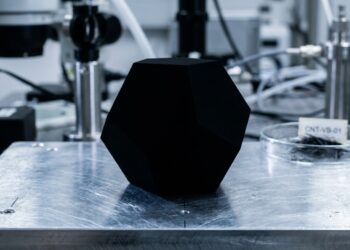 Esqueça o preto comum, pois este material absorve 99,9% da luz e parece um buraco negro, sendo um recorde da nanotecnologia