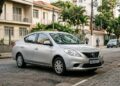 Dotado de motor 1.6 de 111 cv e câmbio manual, o Nissan Versa V-Drive virou sinônimo de espaço interno e robustez mecânica no mercado brasileiro
