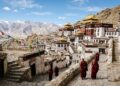 A construção de 1447 abriga centenas de monges; suas paredes alvas e telhados dourados guardam a história viva do budismo tibetano há quase seis séculos