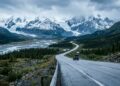A rodovia de 244 km conecta o interior do Alasca à costa canadense; seu traçado histórico atravessa vales glaciais e picos cobertos de neve