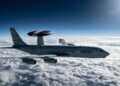 Com um radar giratório de 9 metros, a aeronave AWACS da Boeing surge como a referência de vigilância que monitora 300 mil km² em tempo real