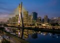 A estrutura estaiada em "X" alcança 138 metros de altura; unindo as margens do Rio Pinheiros, ela virou o símbolo da engenharia paulistana