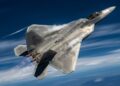 Com tecnologia de super-cruzeiro e revestimento RAM, o F-22 surge como a referência de superioridade aérea que dribla os radares inimigos