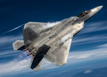 Com tecnologia de super-cruzeiro e revestimento RAM, o F-22 surge como a referência de superioridade aérea que dribla os radares inimigos