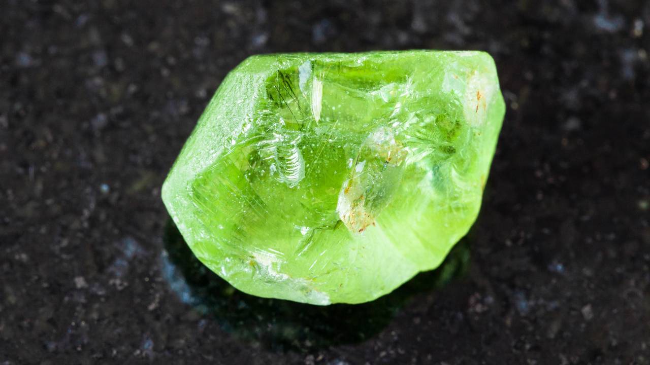 Esqueça a esmeralda, pois este mineral verde compõe a maior parte do manto terrestre e brilha em cristais dentro de meteoritos espaciais
