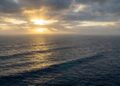 Oceano Pacífico ao pôr do sol esconde antigo fundo marinho