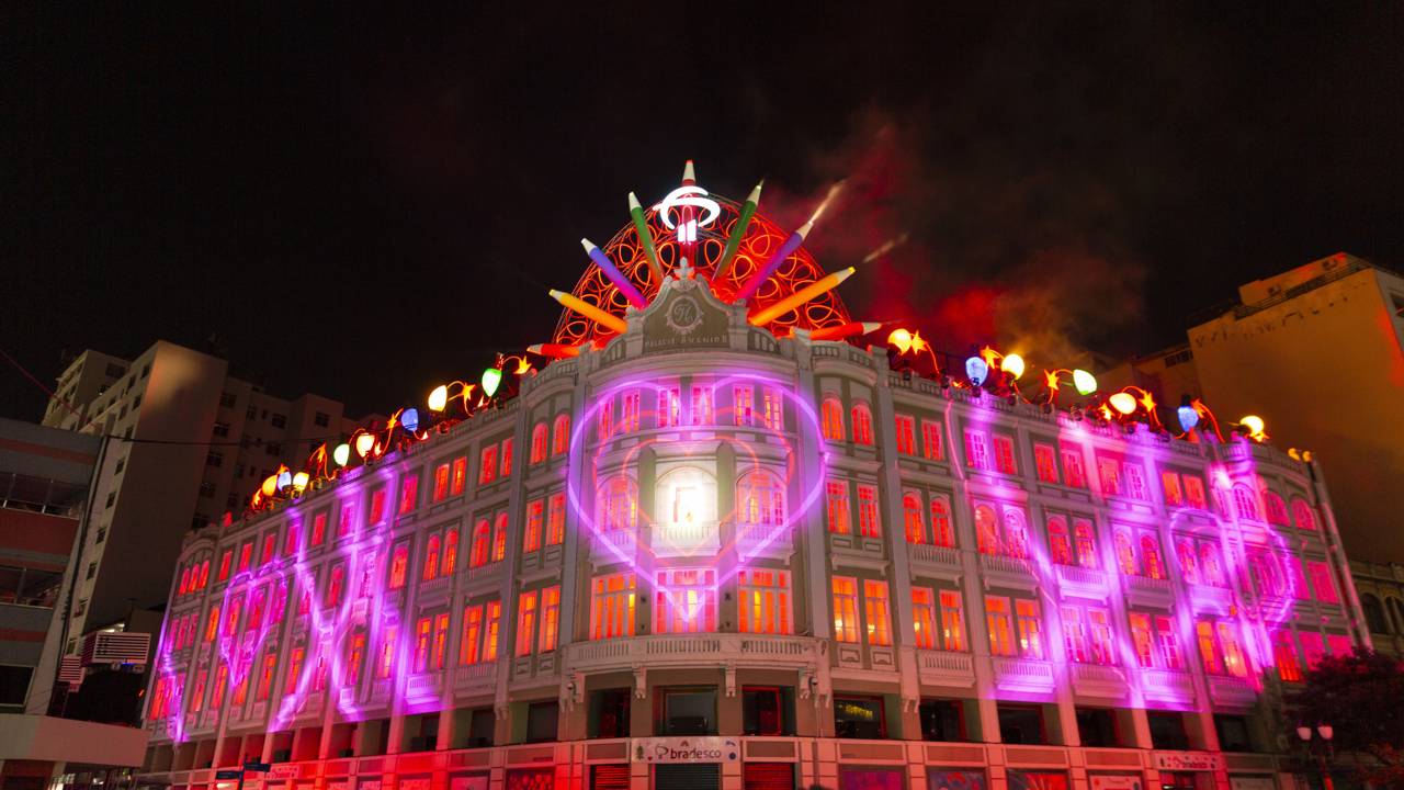 O edifício de 1929 em Curitiba decora sua fachada com 4.500 lâmpadas, tornando-se o maior símbolo natalino do Brasil