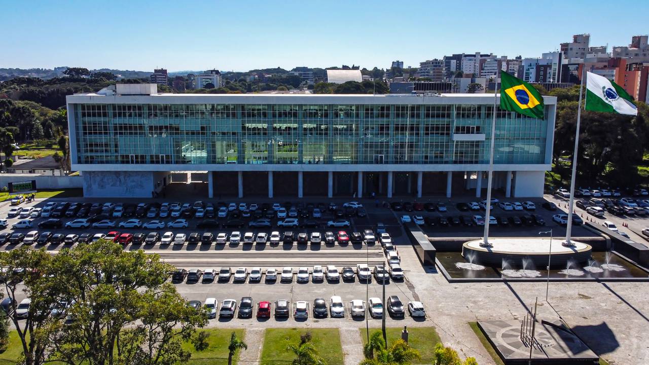 Com 15 mil m² e arquitetura modernista de 1954, o Palácio Iguaçu em Curitiba surge como a sede administrativa e um marco do Paraná