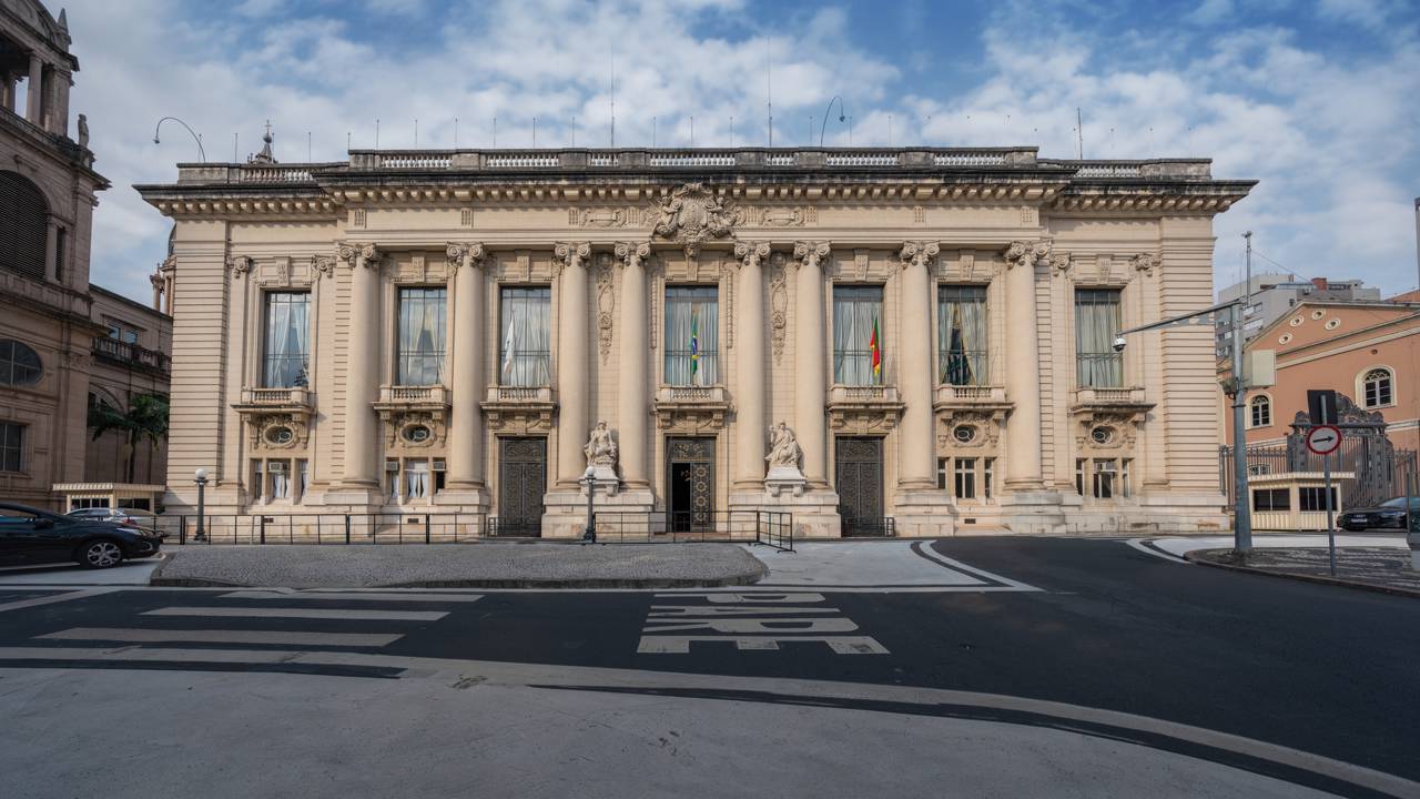 O palácio eclético de 1921 em Porto Alegre guarda 100 anos de história e é a sede oficial do governo gaúcho