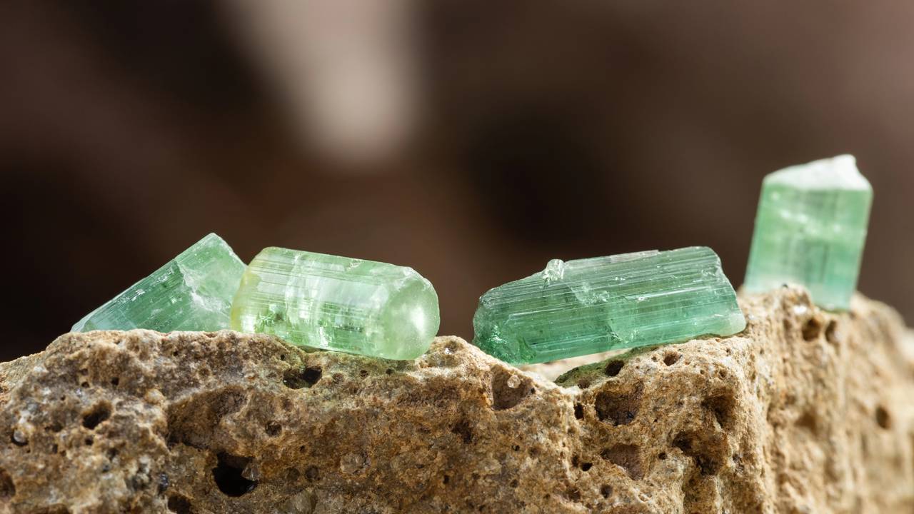 Esqueça o diamante, pois esta gema com traços de cobre e manganês exibe um brilho azul neon que desafia a gemologia mundial