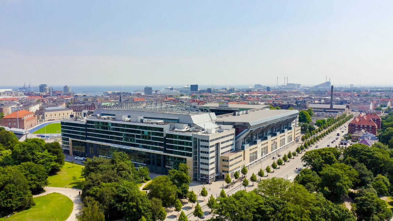Com seu teto retrátil inovador e 38 mil lugares, o estádio em Copenhague virou o maior palco de futebol e shows da Dinamarca (Parken Stadium Copenhague