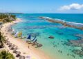 Eleita 10 vezes a praia mais bonita do Brasil: o distrito de Pernambuco com 18 km de orla e piscinas naturais de 2 km de extensão