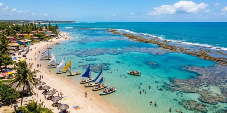 Eleita 10 vezes a praia mais bonita do Brasil: o distrito de Pernambuco com 18 km de orla e piscinas naturais de 2 km de extensão