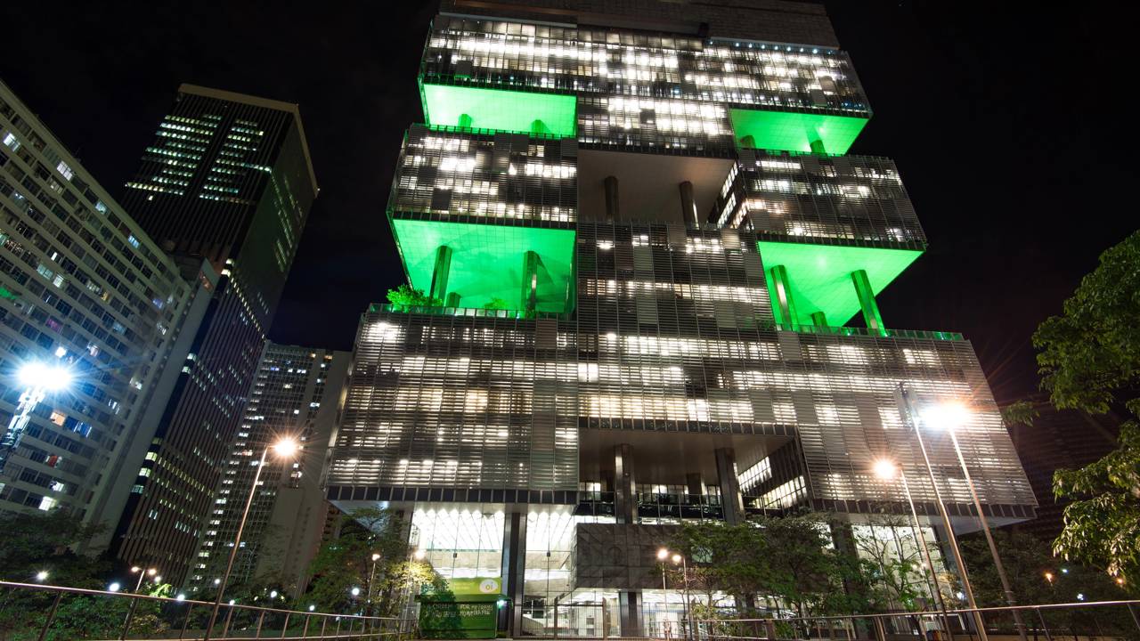 O edifício da Petrobras no Rio destaca-se no horizonte com seus vãos livres e jardins suspensos, sendo um marco do modernismo brasileiro