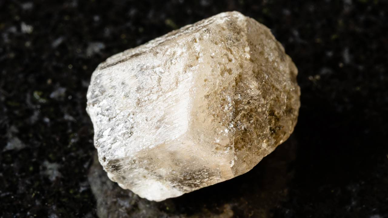 Esqueça o quartzo, pois este raro silicato de berílio de dureza 8 possui um brilho vítreo que engana até os colecionadores de diamantes