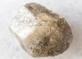 Esqueça o quartzo, pois este raro silicato de berílio de dureza 8 possui um brilho vítreo que engana até os colecionadores de diamantes