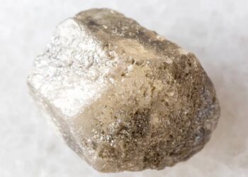 Esqueça o quartzo, pois este raro silicato de berílio de dureza 8 possui um brilho vítreo que engana até os colecionadores de diamantes