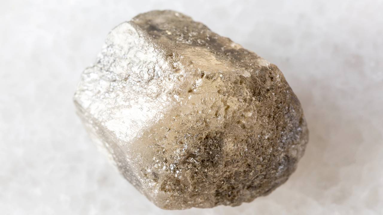 Esqueça o quartzo, pois este raro silicato de berílio de dureza 8 possui um brilho vítreo que engana até os colecionadores de diamantes