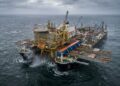 Pioneering Spirit envolve plataforma de petróleo no Mar do Norte
