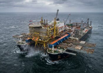 Pioneering Spirit envolve plataforma de petróleo no Mar do Norte