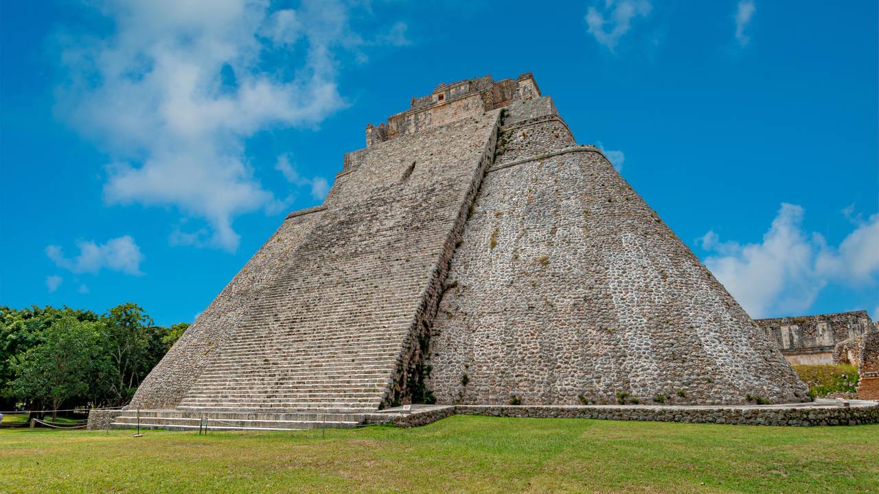 Com 35 metros de altura e base ovalada, a Pirâmide do Adivinho em Uxmal é o principal expoente do estilo arquitetônico Puuc no México