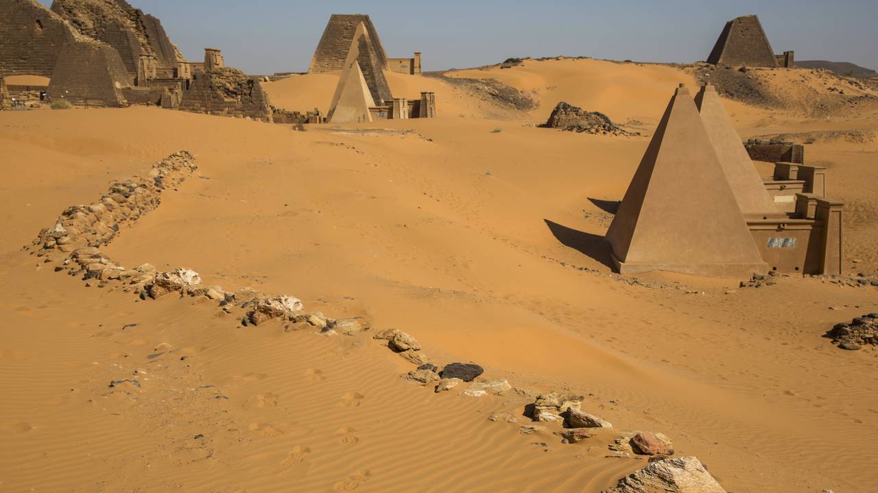 O milenar cemitério real com mais de 200 pirâmides de faces inclinadas erguidas há 2.500 anos nas dunas do Saara para abrigar os antigos reis núbios